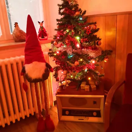 Rez De Jardin En Bordure De Ruisseau *