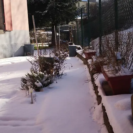 Rez De Jardin En Bordure De Ruisseau *