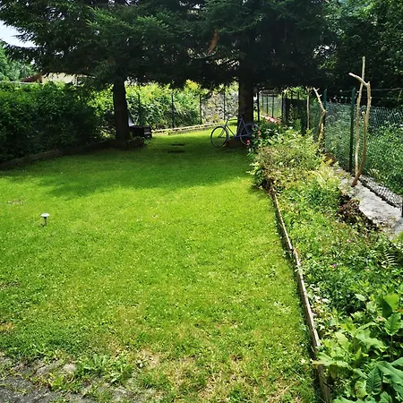 Rez De Jardin En Bordure De Ruisseau