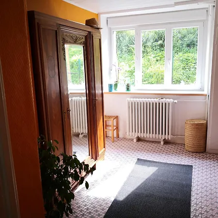 Rez De Jardin En Bordure De Ruisseau *