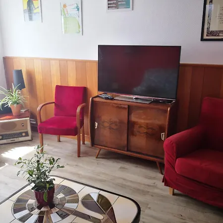 Rez De Jardin En Bordure De Ruisseau *